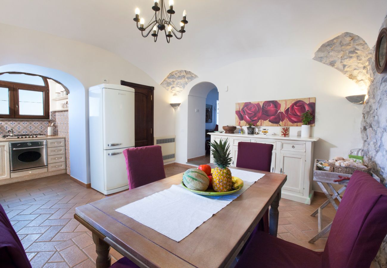 Villa a Massa Lubrense - AMORE RENTALS - Villa Ambra con Vasca Idromassaggio, Giardino e Vista Mare