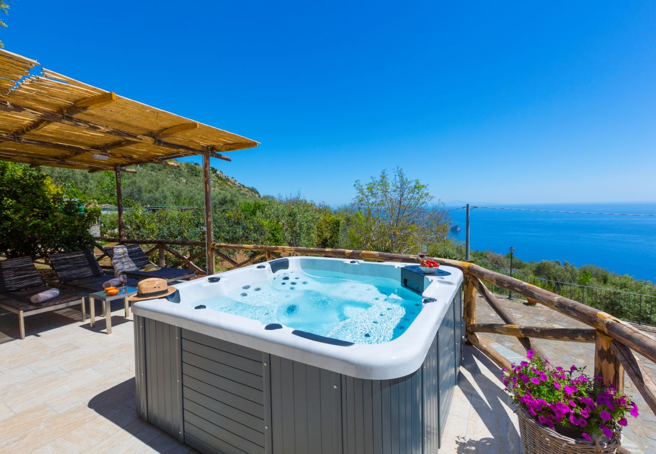 Villa a Massa Lubrense - AMORE RENTALS - Villa Ambra con Vasca Idromassaggio, Giardino e Vista Mare