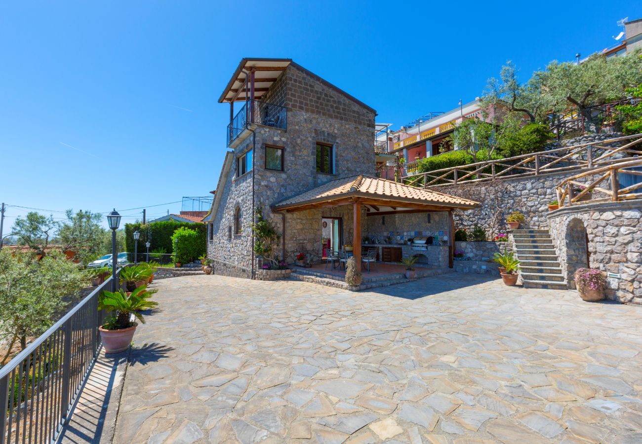 Villa a Massa Lubrense - AMORE RENTALS - Villa Ambra con Vasca Idromassaggio, Giardino e Vista Mare