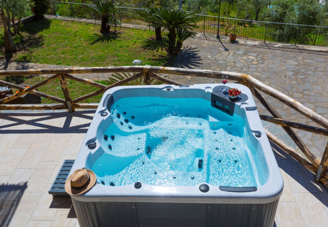 Villa a Massa Lubrense - AMORE RENTALS - Villa Ambra con Vasca Idromassaggio, Giardino e Vista Mare