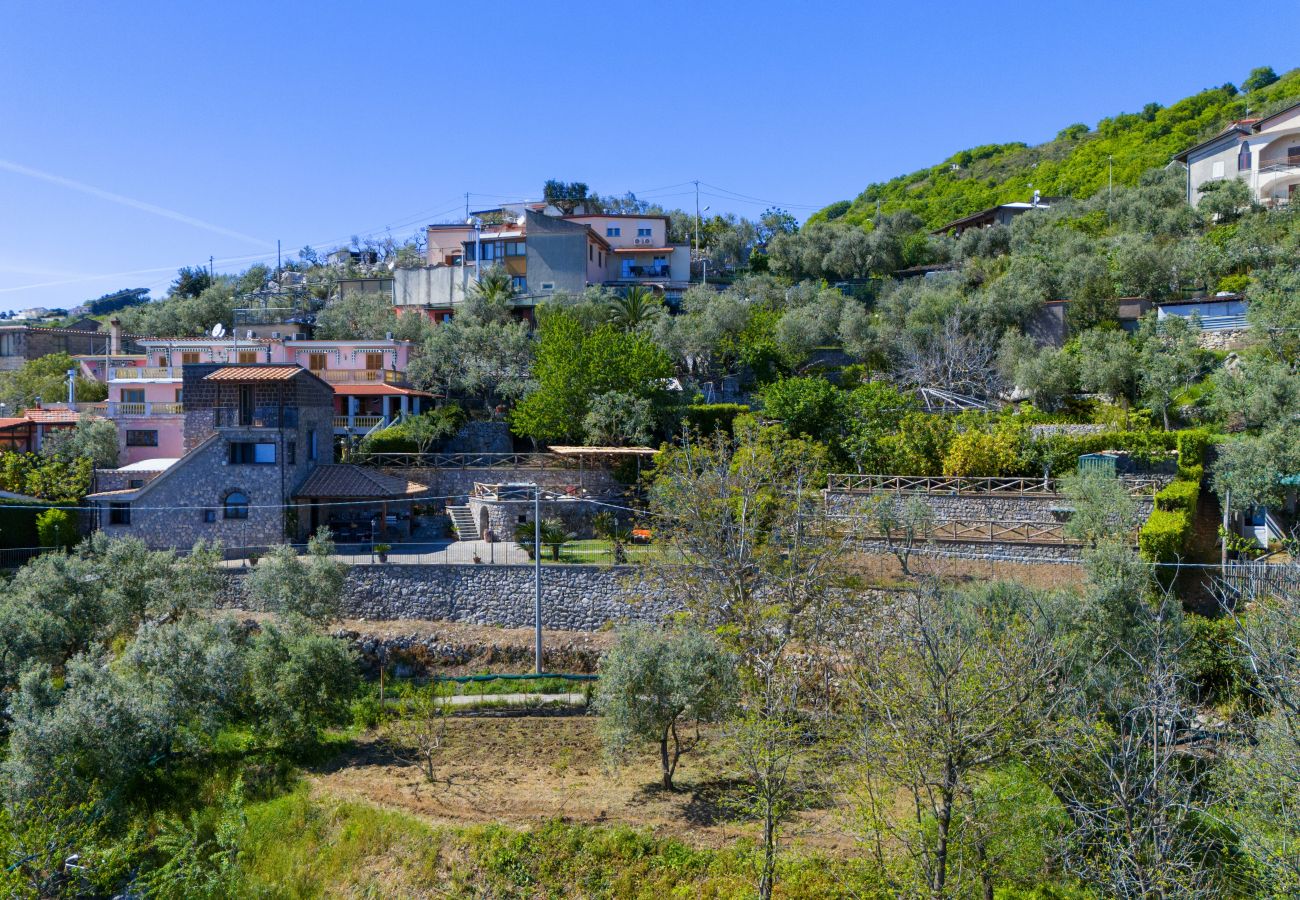 Villa a Massa Lubrense - AMORE RENTALS - Villa Ambra con Vasca Idromassaggio, Giardino e Vista Mare