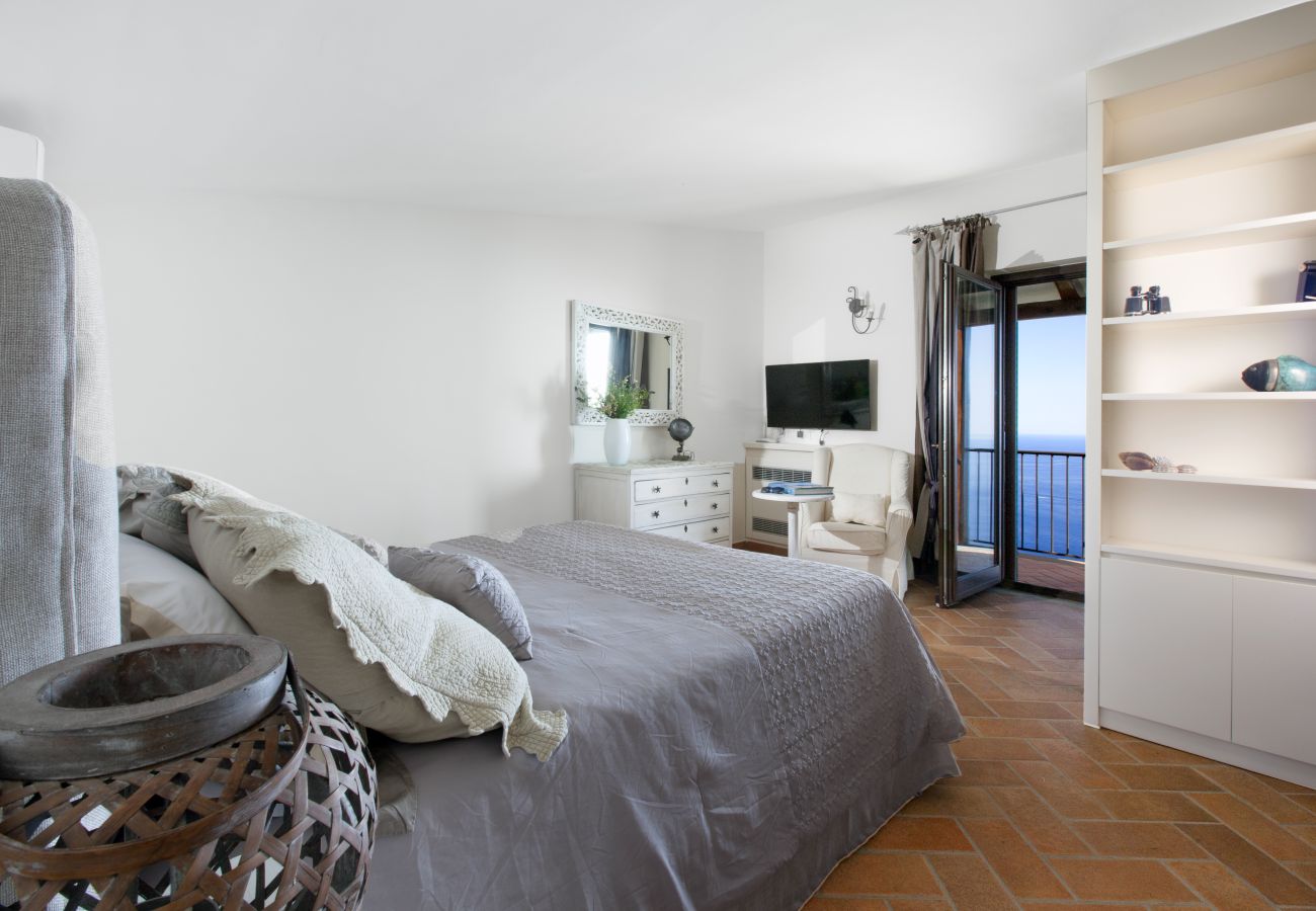 Villa a Massa Lubrense - AMORE RENTALS - Villa Ambra con Vasca Idromassaggio, Giardino e Vista Mare