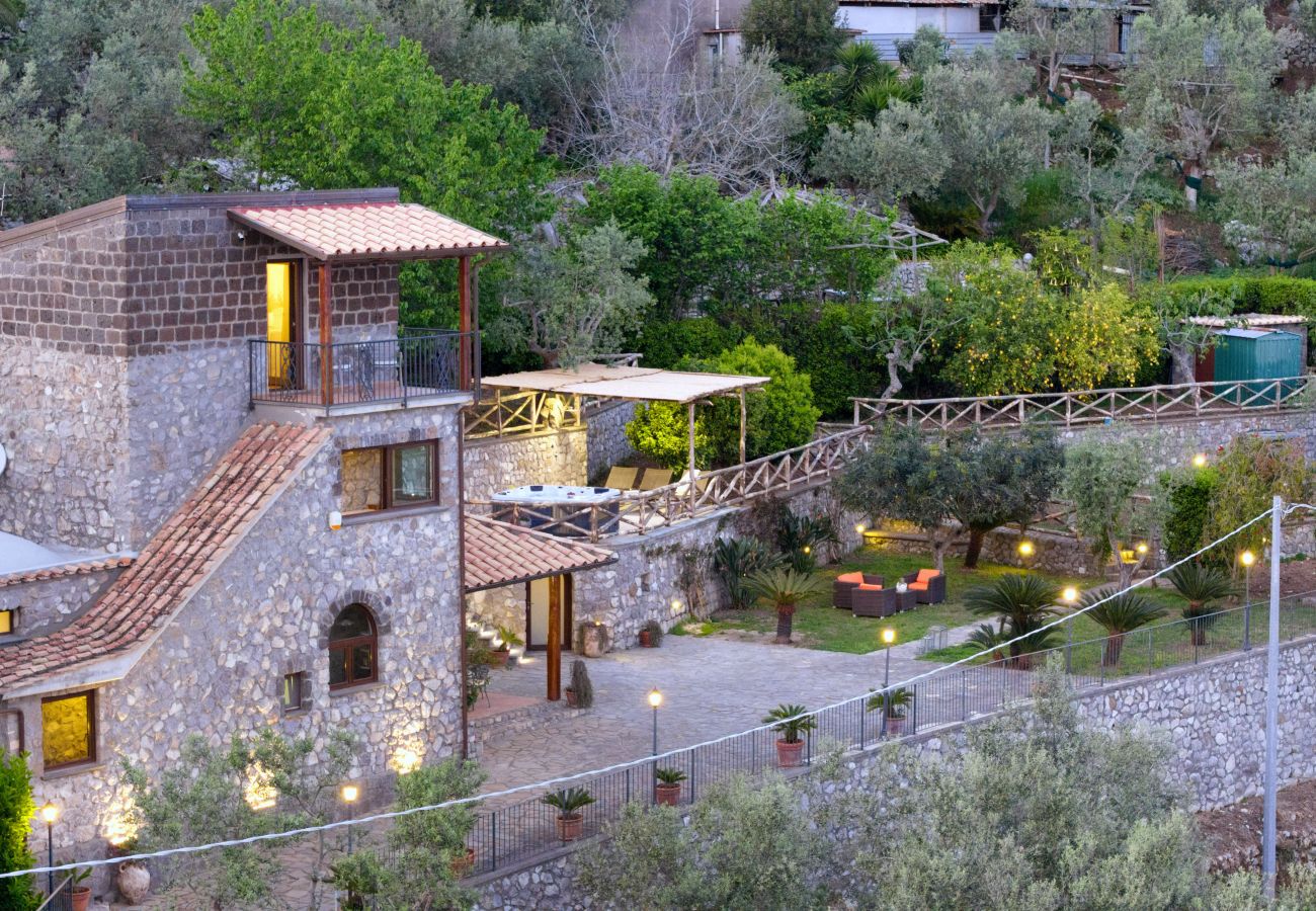 Villa a Massa Lubrense - AMORE RENTALS - Villa Ambra con Vasca Idromassaggio, Giardino e Vista Mare