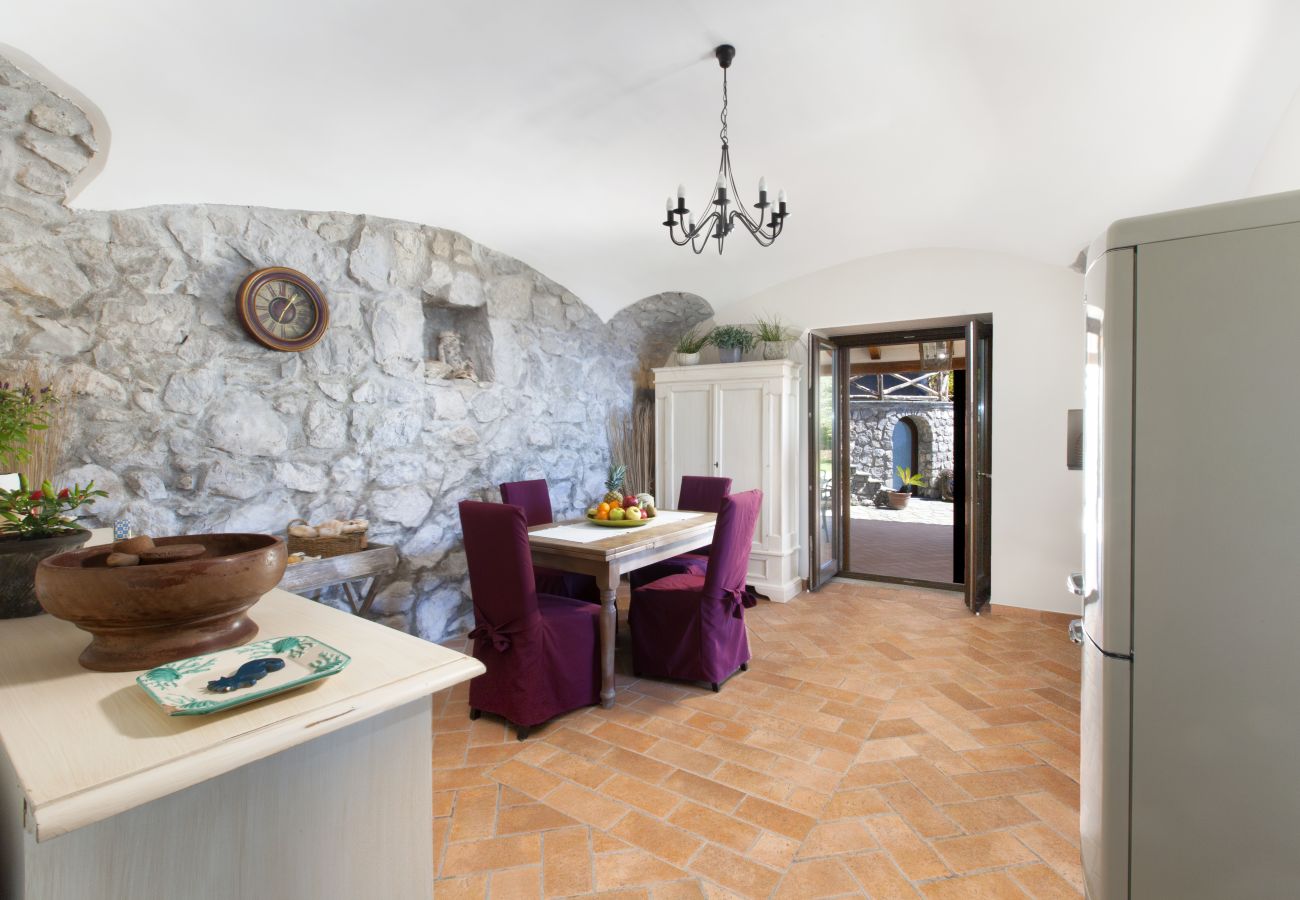 Villa a Massa Lubrense - AMORE RENTALS - Villa Ambra con Vasca Idromassaggio, Giardino e Vista Mare