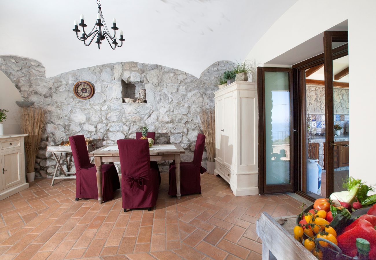 Villa a Massa Lubrense - AMORE RENTALS - Villa Ambra con Vasca Idromassaggio, Giardino e Vista Mare