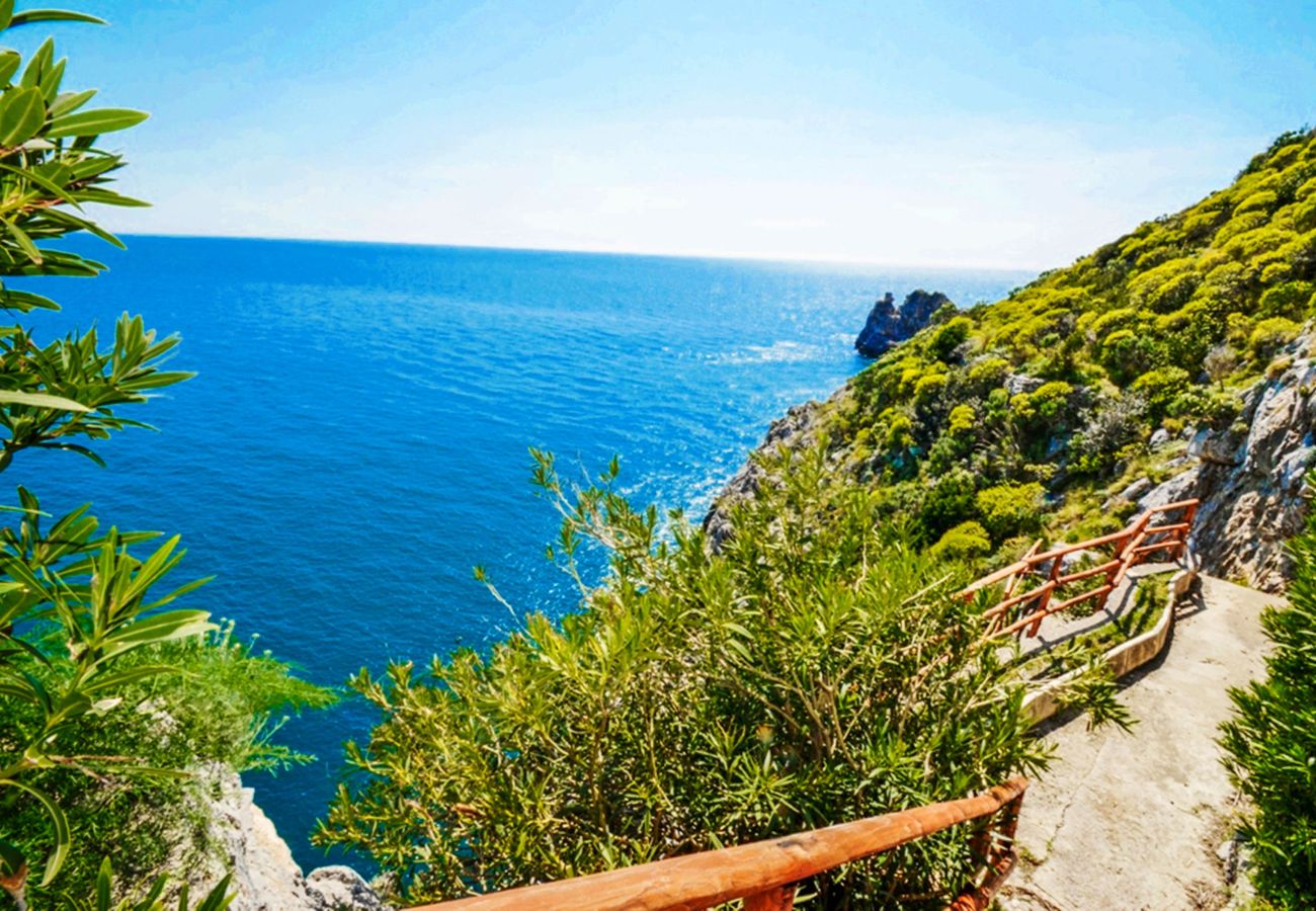 Casa a Praiano - AMORE RENTALS - Casa Gianna con Vista Mare e Discesa diretta al Mare