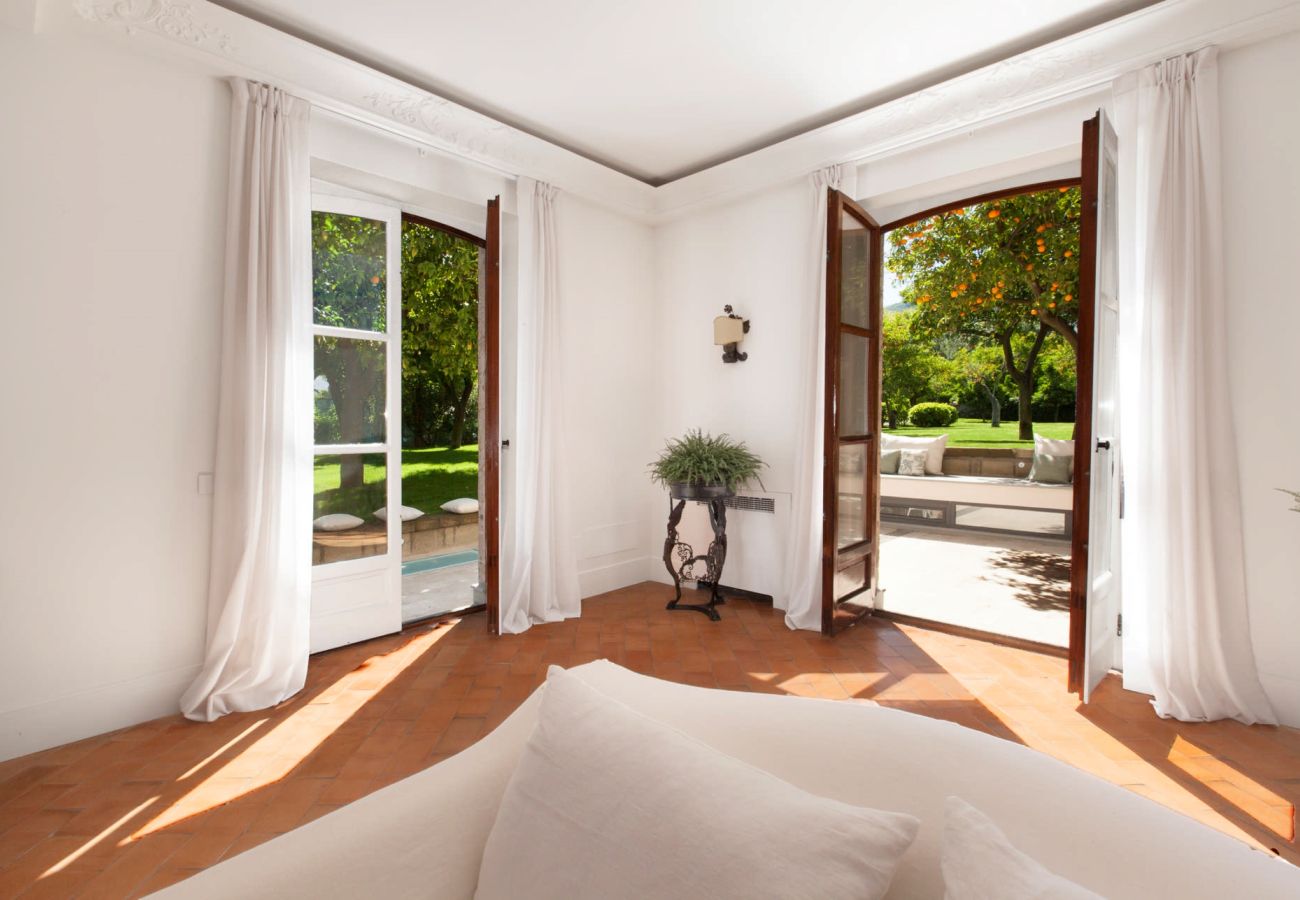 Villa a Sorrento - AMORE RENTALS - Villa Ebe con Giardino Privata e Vasca Idromassaggio