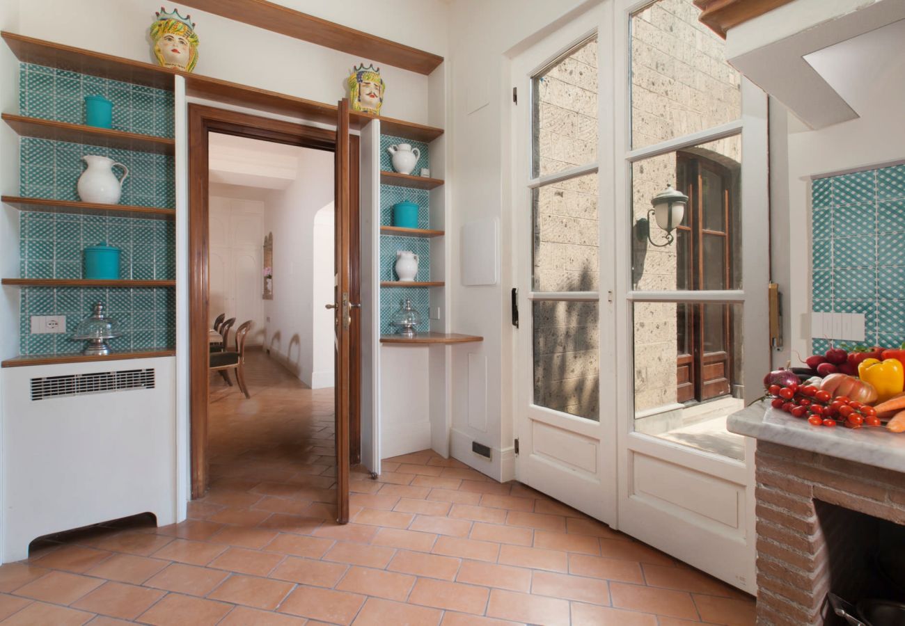 Villa a Sorrento - AMORE RENTALS - Villa Ebe con Giardino Privata e Vasca Idromassaggio