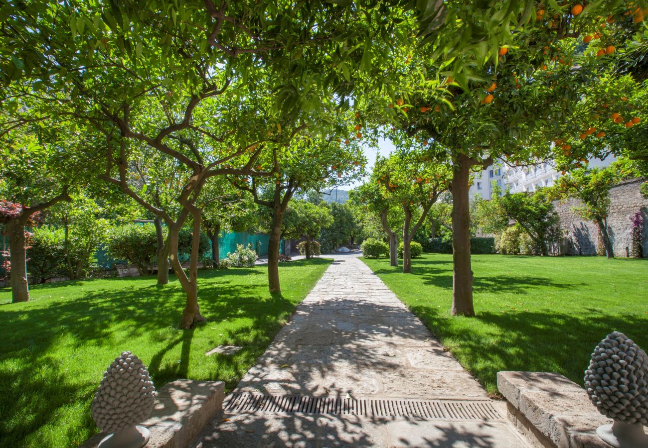 Villa a Sorrento - AMORE RENTALS - Villa Ebe con Giardino Privata e Vasca Idromassaggio