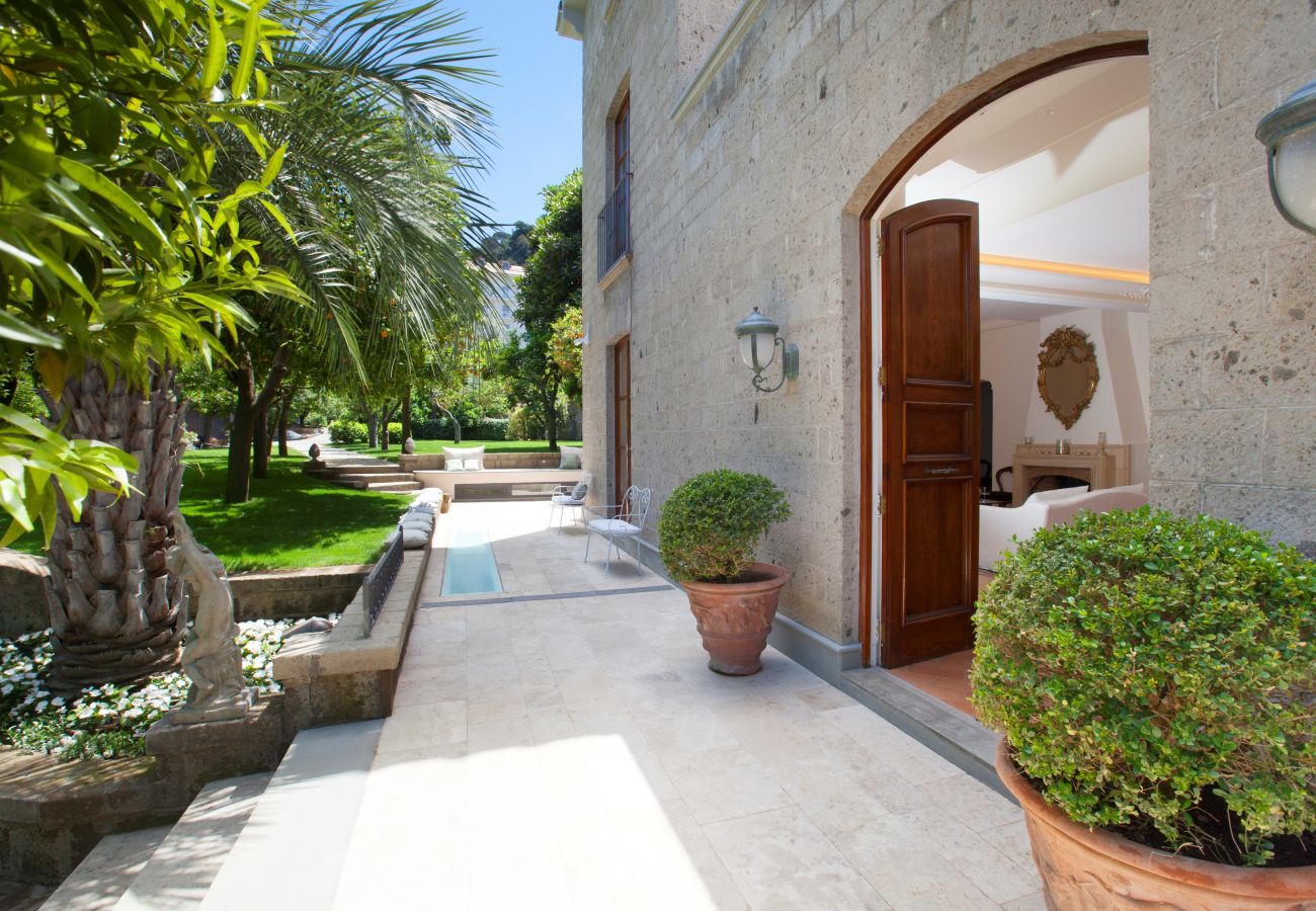 Villa a Sorrento - AMORE RENTALS - Villa Ebe con Giardino Privata e Vasca Idromassaggio