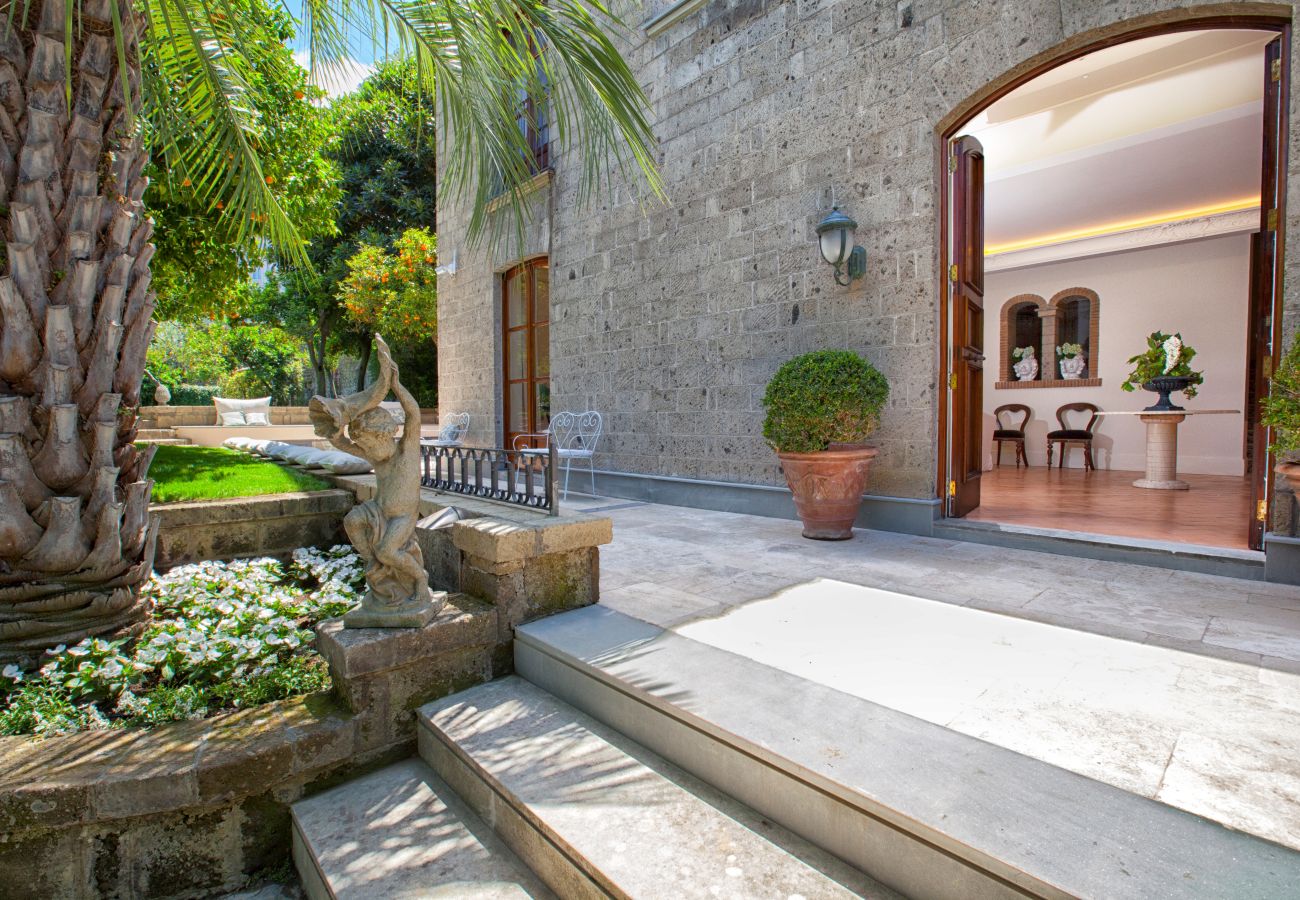 Villa a Sorrento - AMORE RENTALS - Villa Ebe con Giardino Privata e Vasca Idromassaggio