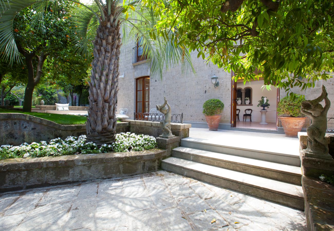 Villa a Sorrento - AMORE RENTALS - Villa Ebe con Giardino Privata e Vasca Idromassaggio