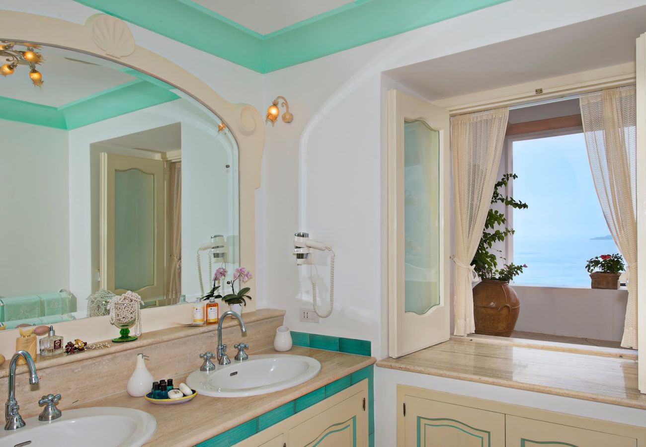 Villa a Positano - AMORE RENTALS - Villa Demetra con Vista Mare e Terrazzo Privato