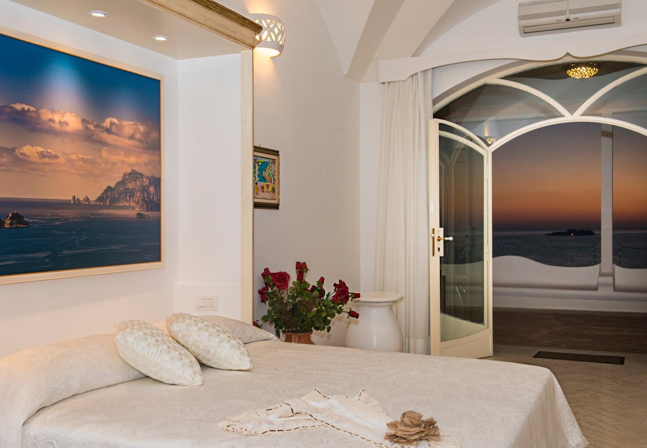 Villa a Positano - AMORE RENTALS - Villa Demetra con Vista Mare e Terrazzo Privato