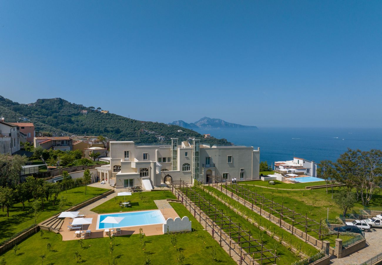 Villa a Massa Lubrense - AMORE RENTALS - Villa Antea con Piscine Private e Vista Mare