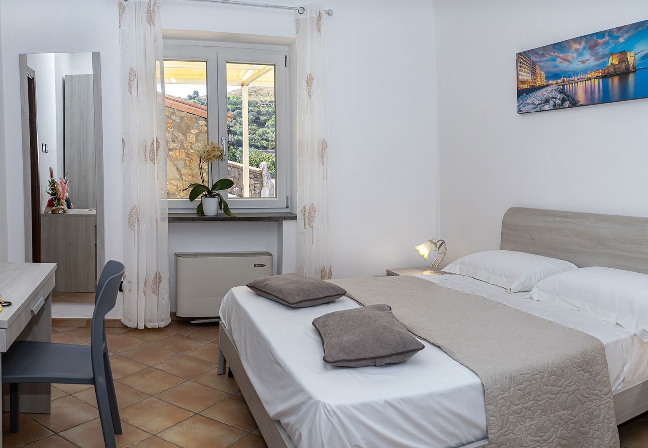 Villa a Sant´Agata sui Due Golfi - AMORE RENTALS - Villa Lions Rose con Piscina e Vista Mare