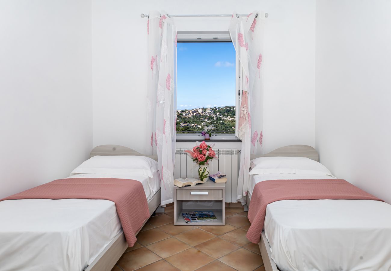 Villa a Sant´Agata sui Due Golfi - AMORE RENTALS - Villa Lions Rose con Piscina e Vista Mare