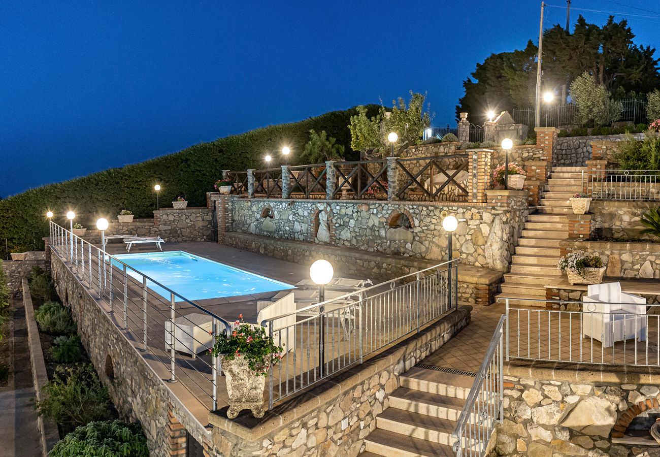 Villa a Sant´Agata sui Due Golfi - AMORE RENTALS - Villa Lions Rose con Piscina e Vista Mare