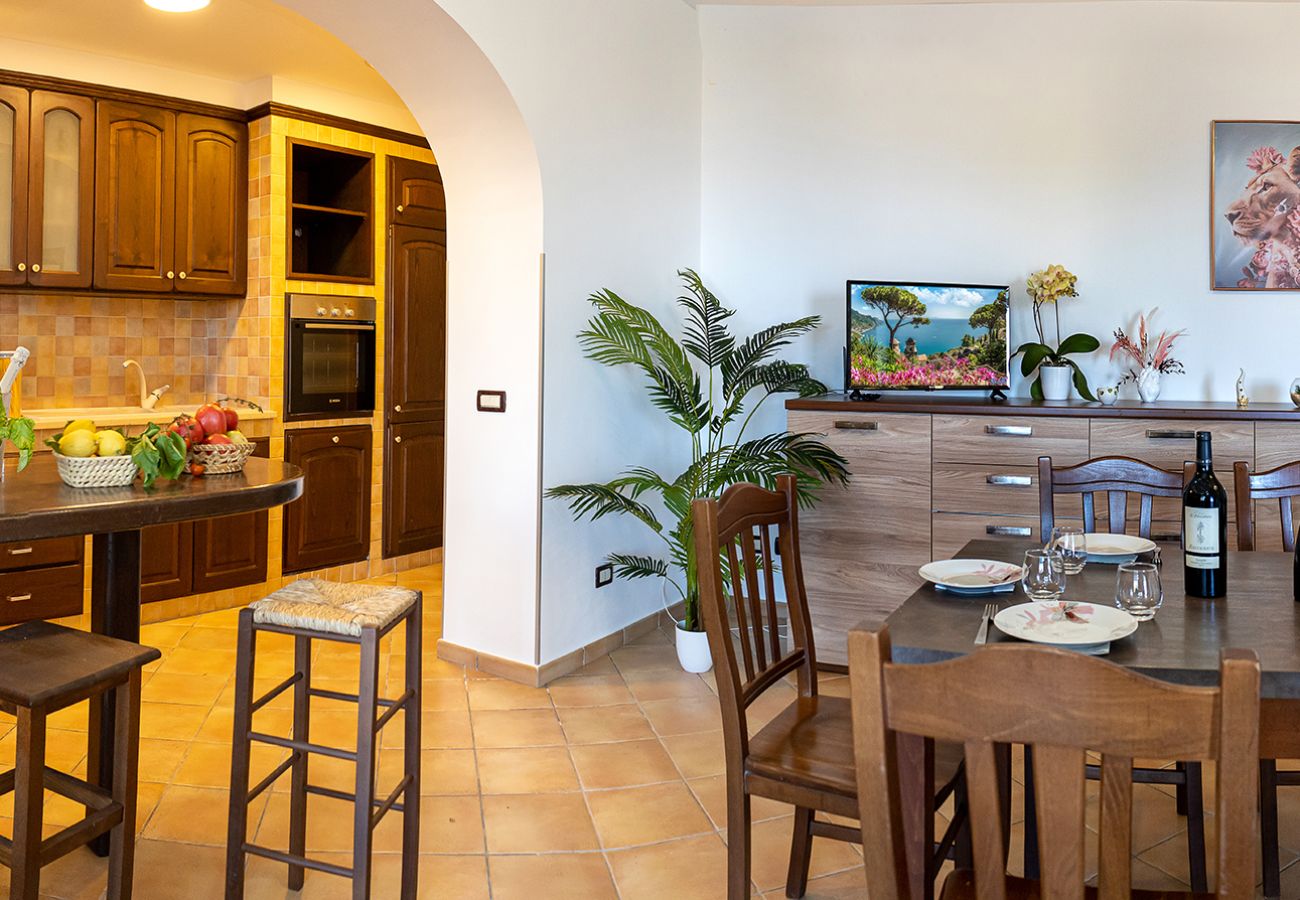 Villa a Sant´Agata sui Due Golfi - AMORE RENTALS - Villa Lions Rose con Piscina e Vista Mare