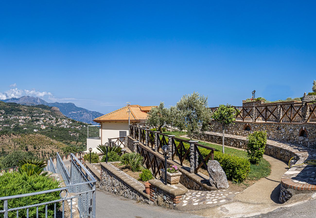 Villa a Sant´Agata sui Due Golfi - AMORE RENTALS - Villa Lions Rose con Piscina e Vista Mare