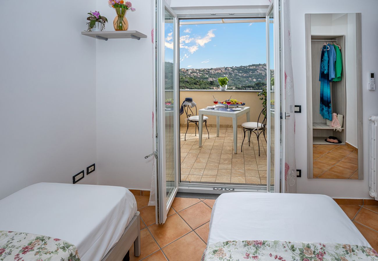 Villa a Sant´Agata sui Due Golfi - AMORE RENTALS - Villa Lions Rose con Piscina e Vista Mare