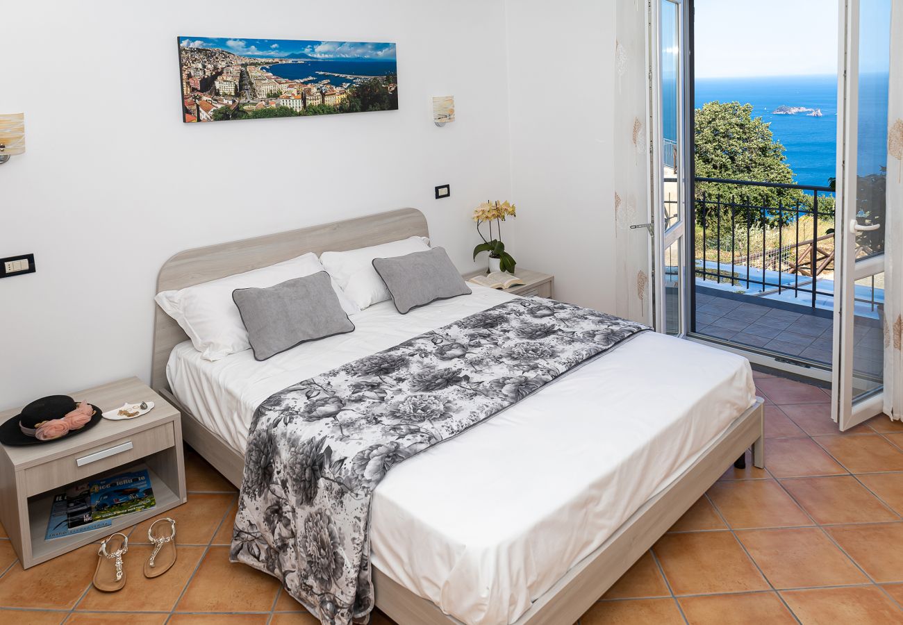 Villa a Sant´Agata sui Due Golfi - AMORE RENTALS - Villa Lions Rose con Piscina e Vista Mare