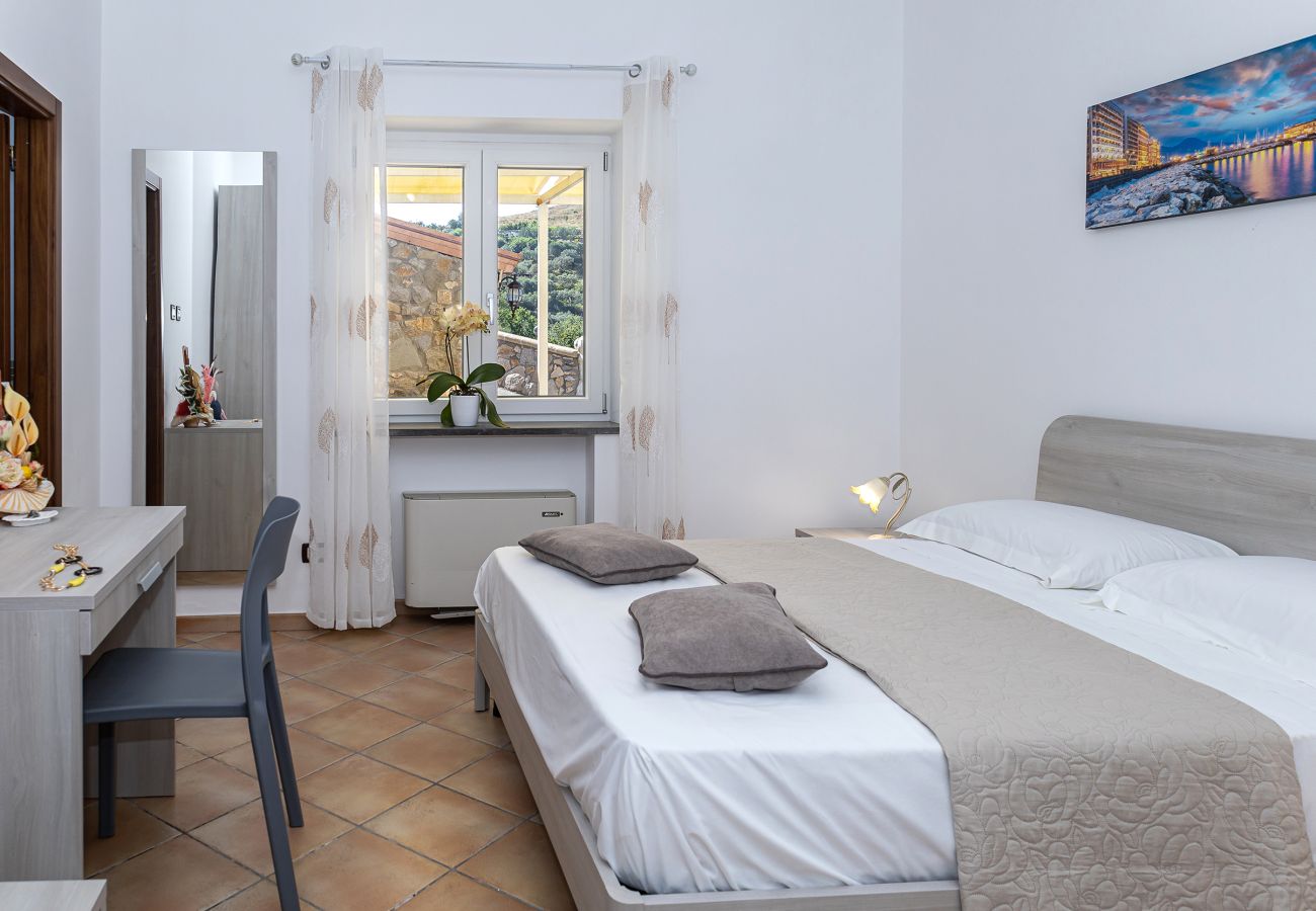 Villa a Sant´Agata sui Due Golfi - AMORE RENTALS - Villa Lions Rose con Piscina e Vista Mare