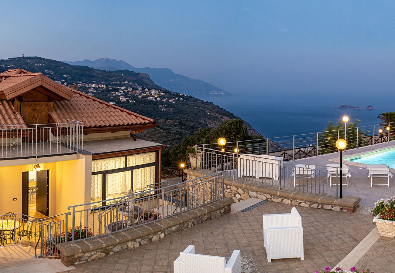 Villa a Sant´Agata sui Due Golfi - AMORE RENTALS - Villa Lions Rose con Piscina e Vista Mare