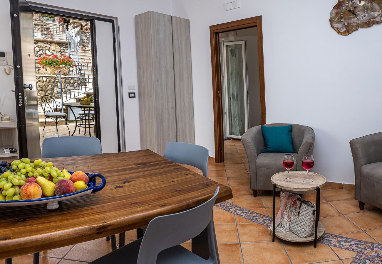 Villa a Sant´Agata sui Due Golfi - AMORE RENTALS - Villa Lions Rose con Piscina e Vista Mare