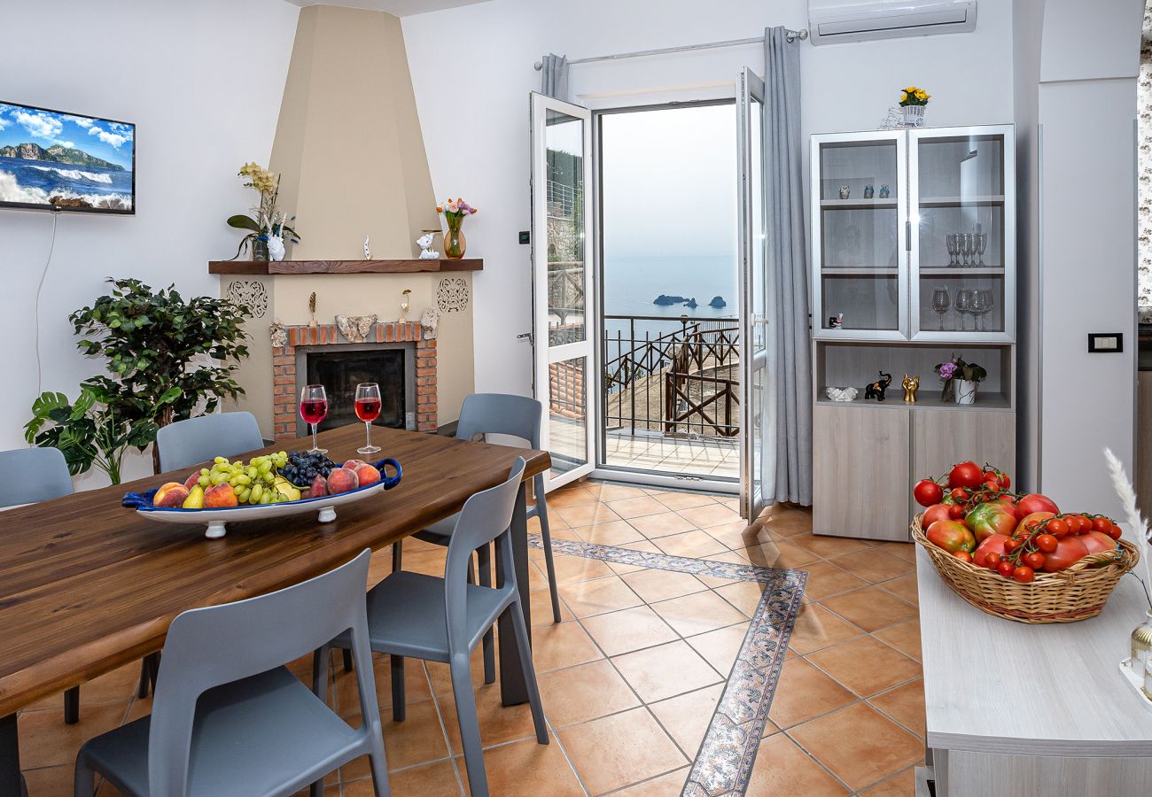 Villa a Sant´Agata sui Due Golfi - AMORE RENTALS - Villa Lions Rose con Piscina e Vista Mare