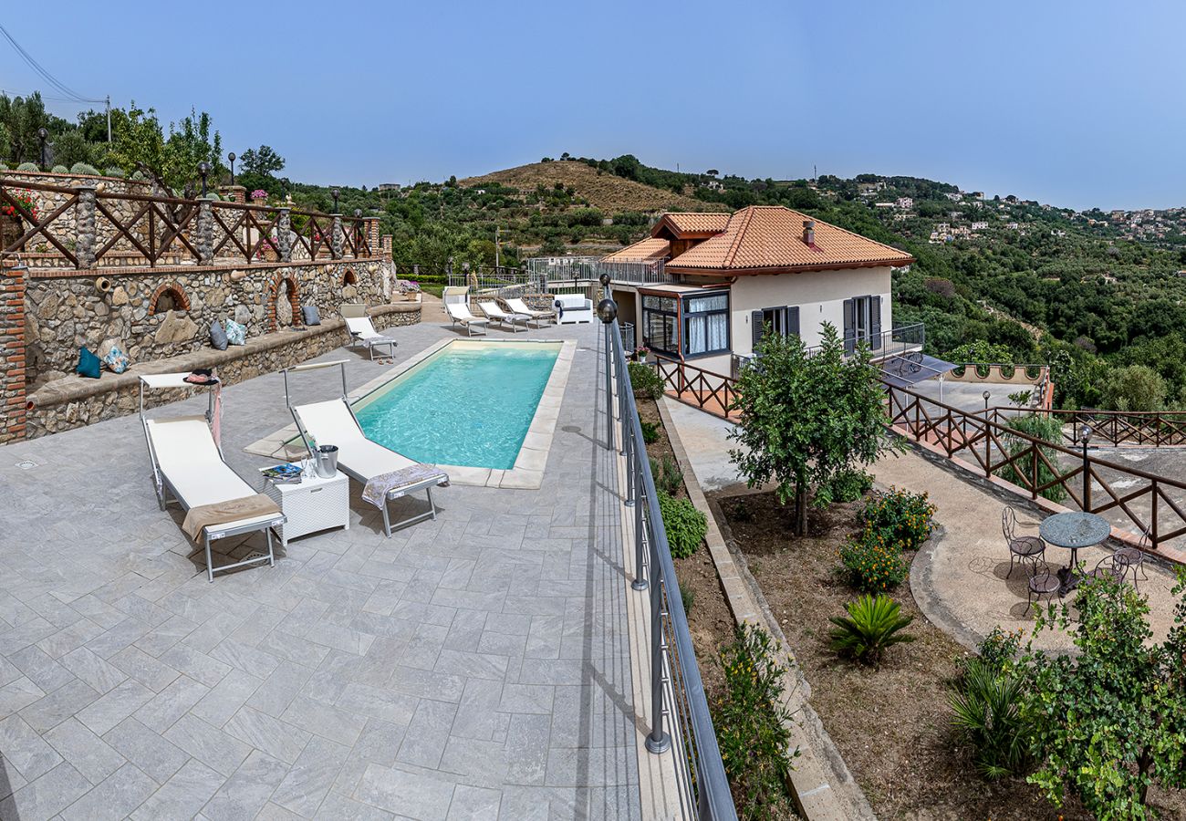 Villa a Sant´Agata sui Due Golfi - AMORE RENTALS - Villa Lions Rose con Piscina e Vista Mare