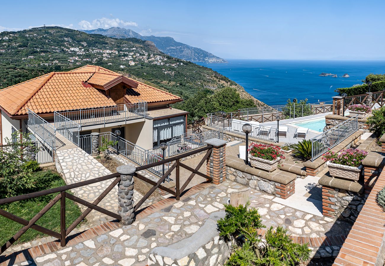 Villa a Sant´Agata sui Due Golfi - AMORE RENTALS - Villa Lions Rose con Piscina e Vista Mare