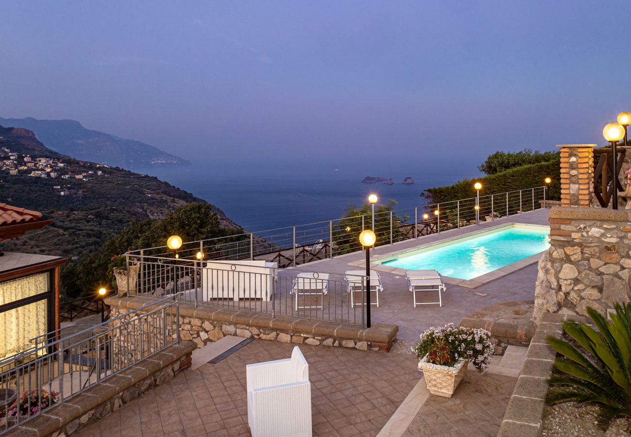 Villa a Sant´Agata sui Due Golfi - AMORE RENTALS - Villa Lions Rose con Piscina e Vista Mare