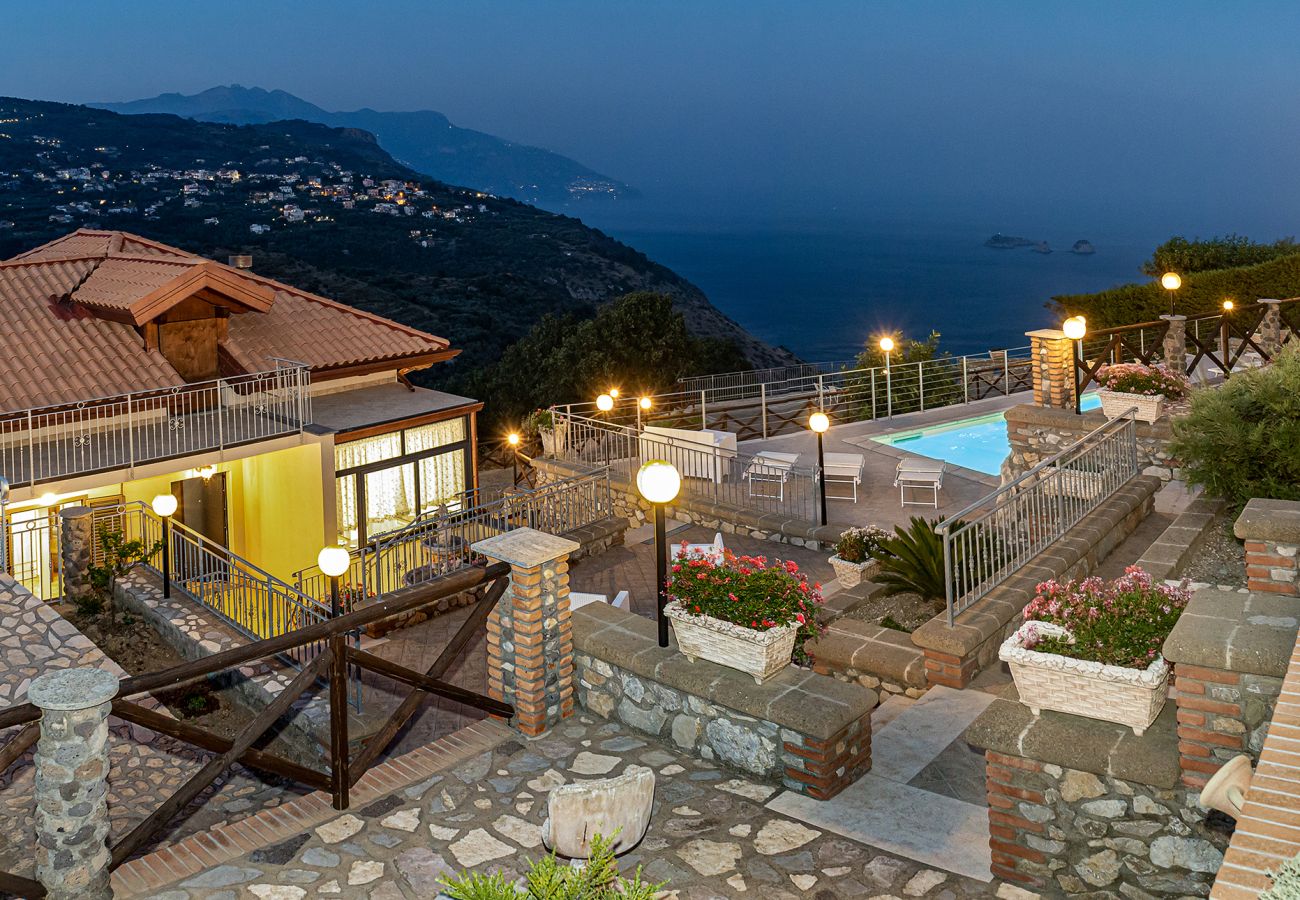 Villa a Sant´Agata sui Due Golfi - AMORE RENTALS - Villa Lions Rose con Piscina e Vista Mare