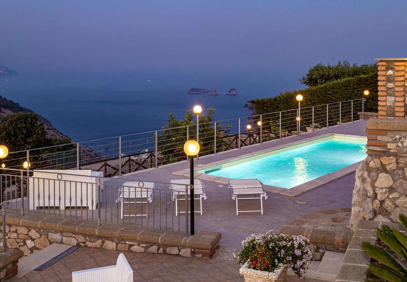 Villa a Sant´Agata sui Due Golfi - AMORE RENTALS - Villa Lions Rose con Piscina e Vista Mare