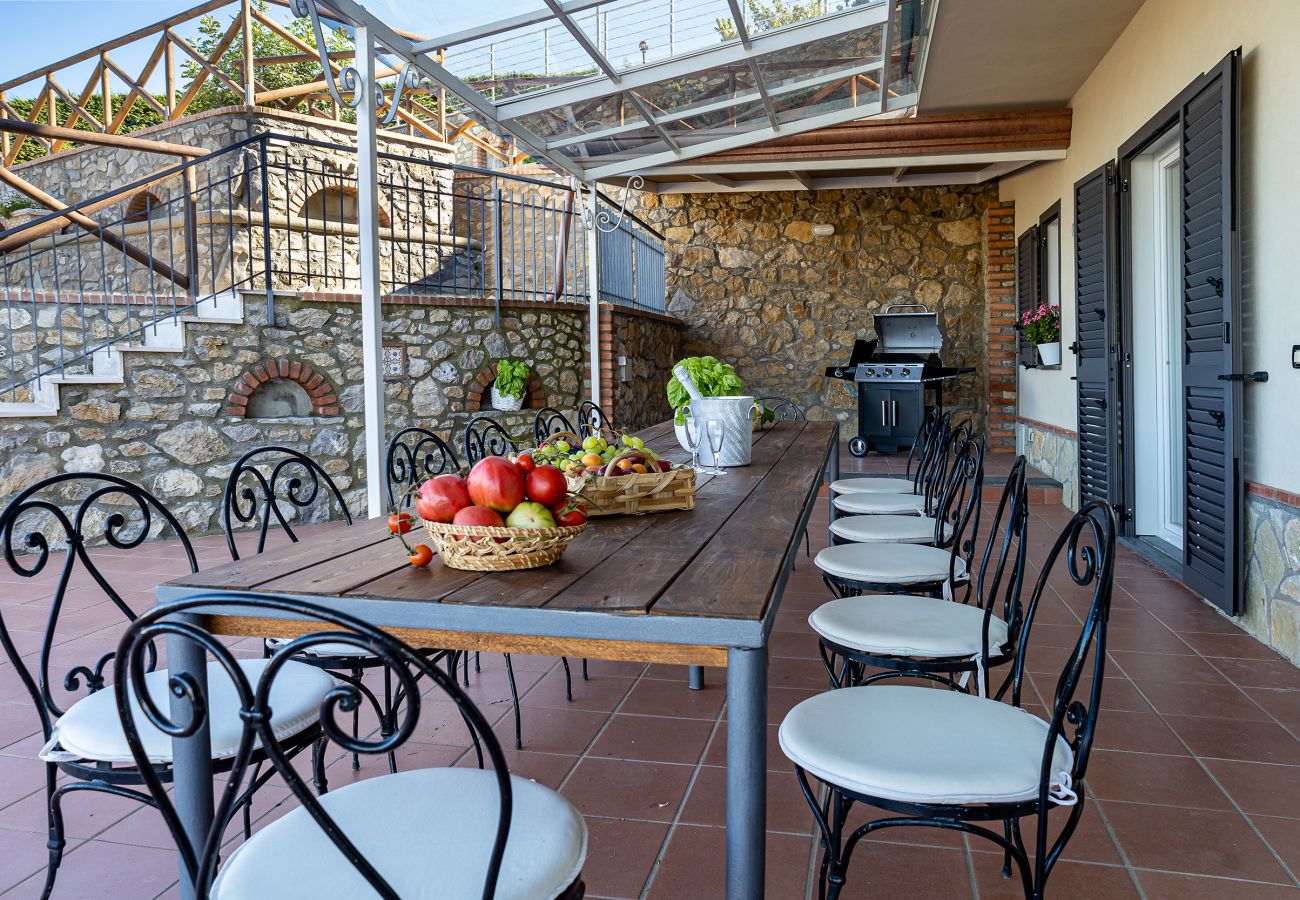 Villa a Sant´Agata sui Due Golfi - AMORE RENTALS - Villa Lions Rose con Piscina e Vista Mare