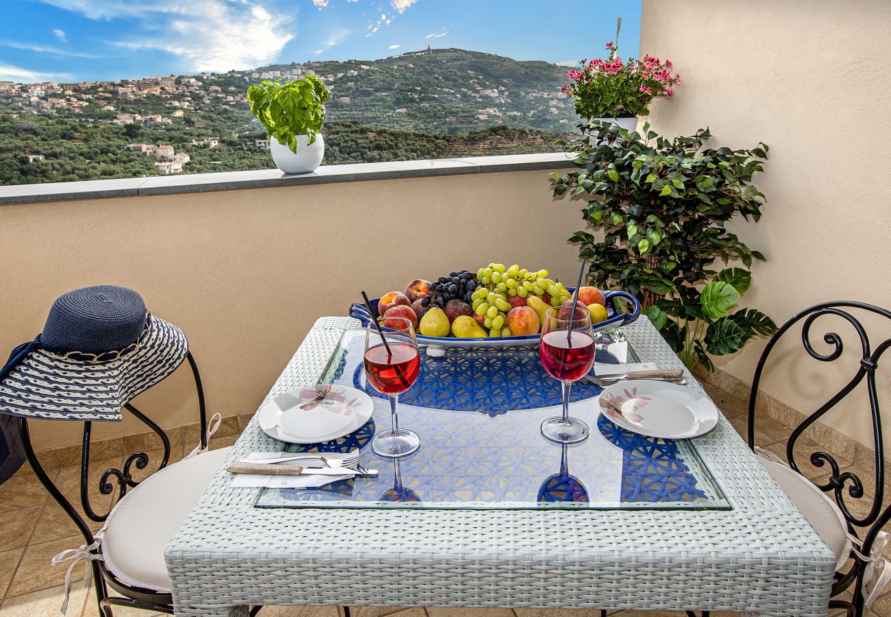 Villa a Sant´Agata sui Due Golfi - AMORE RENTALS - Villa Lions Rose con Piscina e Vista Mare