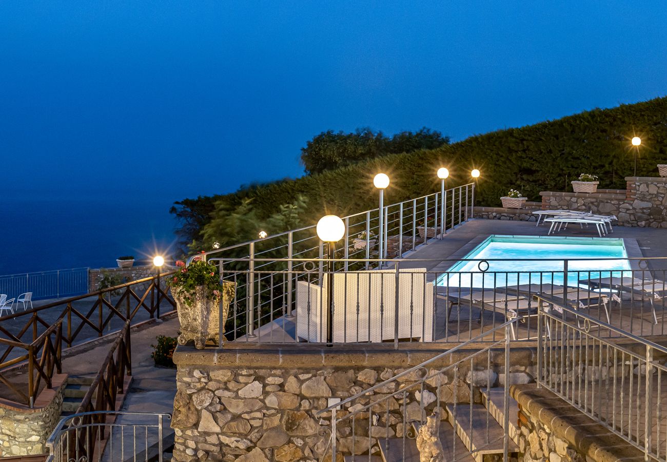 Villa a Sant´Agata sui Due Golfi - AMORE RENTALS - Villa Lions Rose con Piscina e Vista Mare