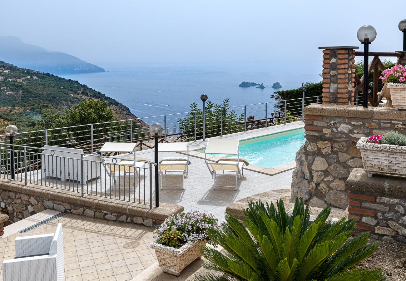 Villa a Sant´Agata sui Due Golfi - AMORE RENTALS - Villa Lions Rose con Piscina e Vista Mare