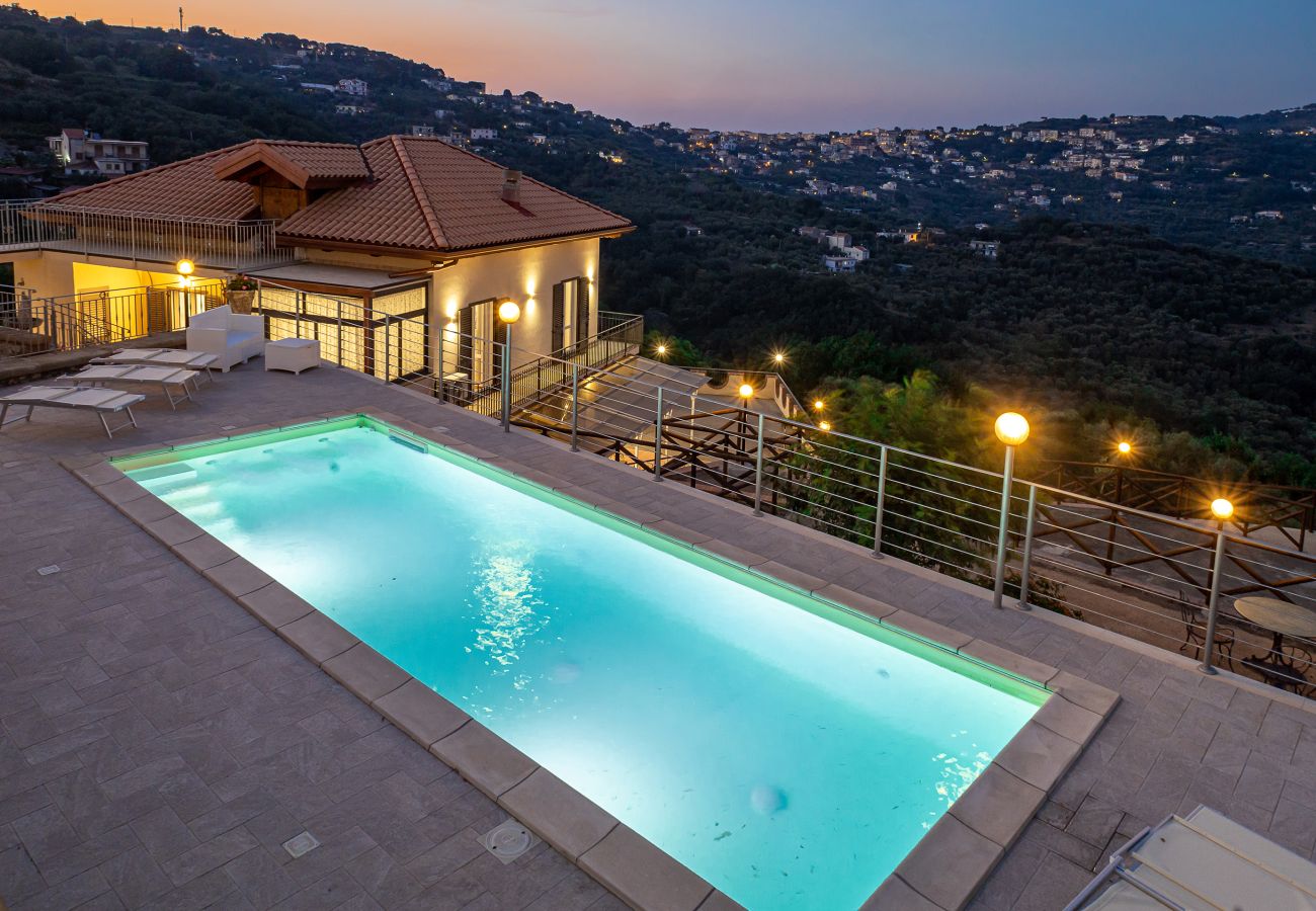 Villa a Sant´Agata sui Due Golfi - AMORE RENTALS - Villa Lions Rose con Piscina e Vista Mare