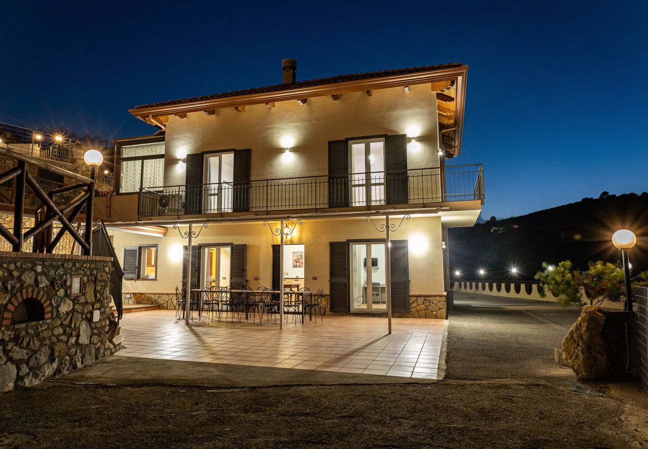 Villa a Sant´Agata sui Due Golfi - AMORE RENTALS - Villa Lions Rose con Piscina e Vista Mare