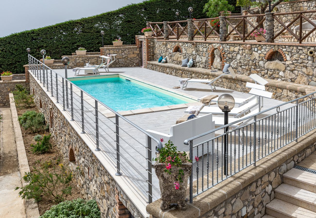 Villa a Sant´Agata sui Due Golfi - AMORE RENTALS - Villa Lions Rose con Piscina e Vista Mare