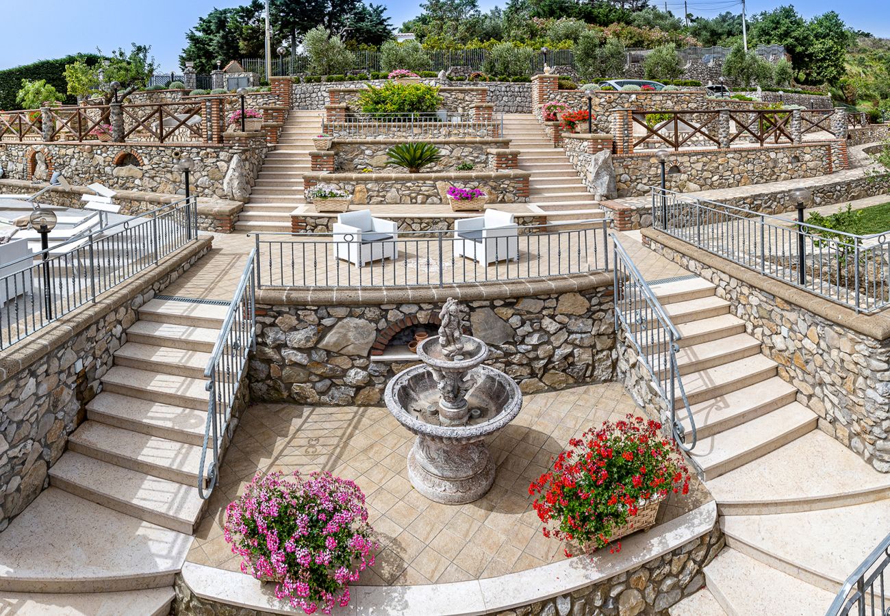 Villa a Sant´Agata sui Due Golfi - AMORE RENTALS - Villa Lions Rose con Piscina e Vista Mare