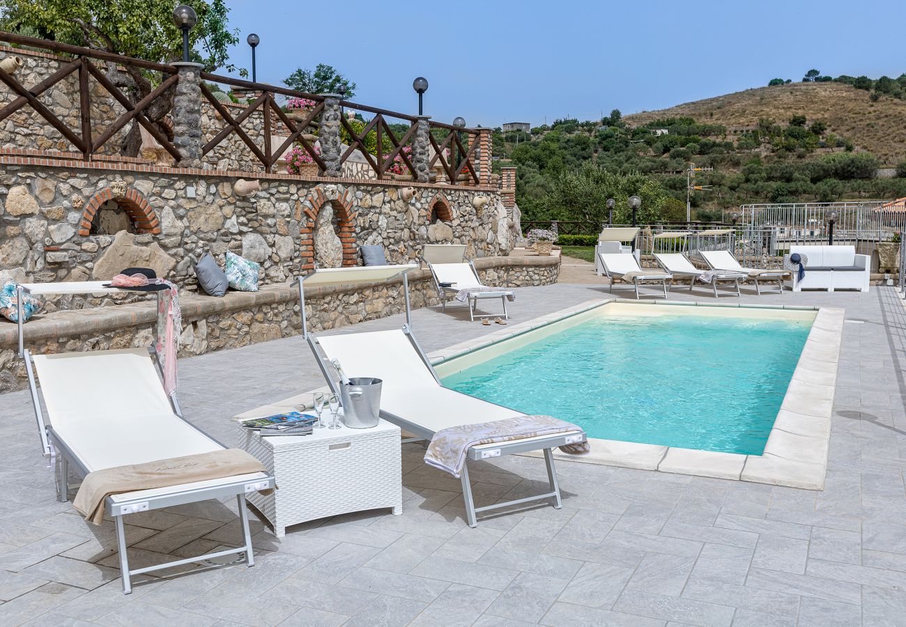 Villa a Sant´Agata sui Due Golfi - AMORE RENTALS - Villa Lions Rose con Piscina e Vista Mare