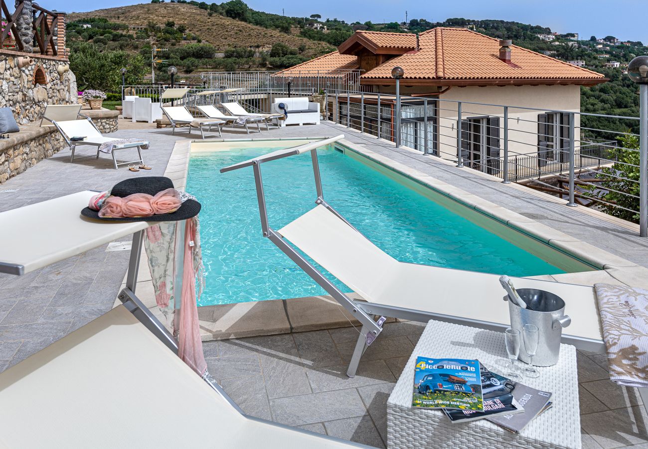 Villa a Sant´Agata sui Due Golfi - AMORE RENTALS - Villa Lions Rose con Piscina e Vista Mare