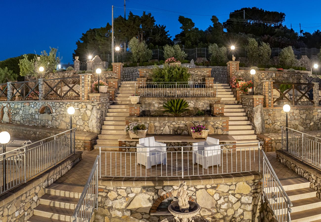 Villa a Sant´Agata sui Due Golfi - AMORE RENTALS - Villa Lions Rose con Piscina e Vista Mare