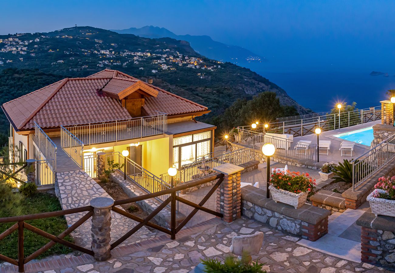 Villa a Sant´Agata sui Due Golfi - AMORE RENTALS - Villa Lions Rose con Piscina e Vista Mare