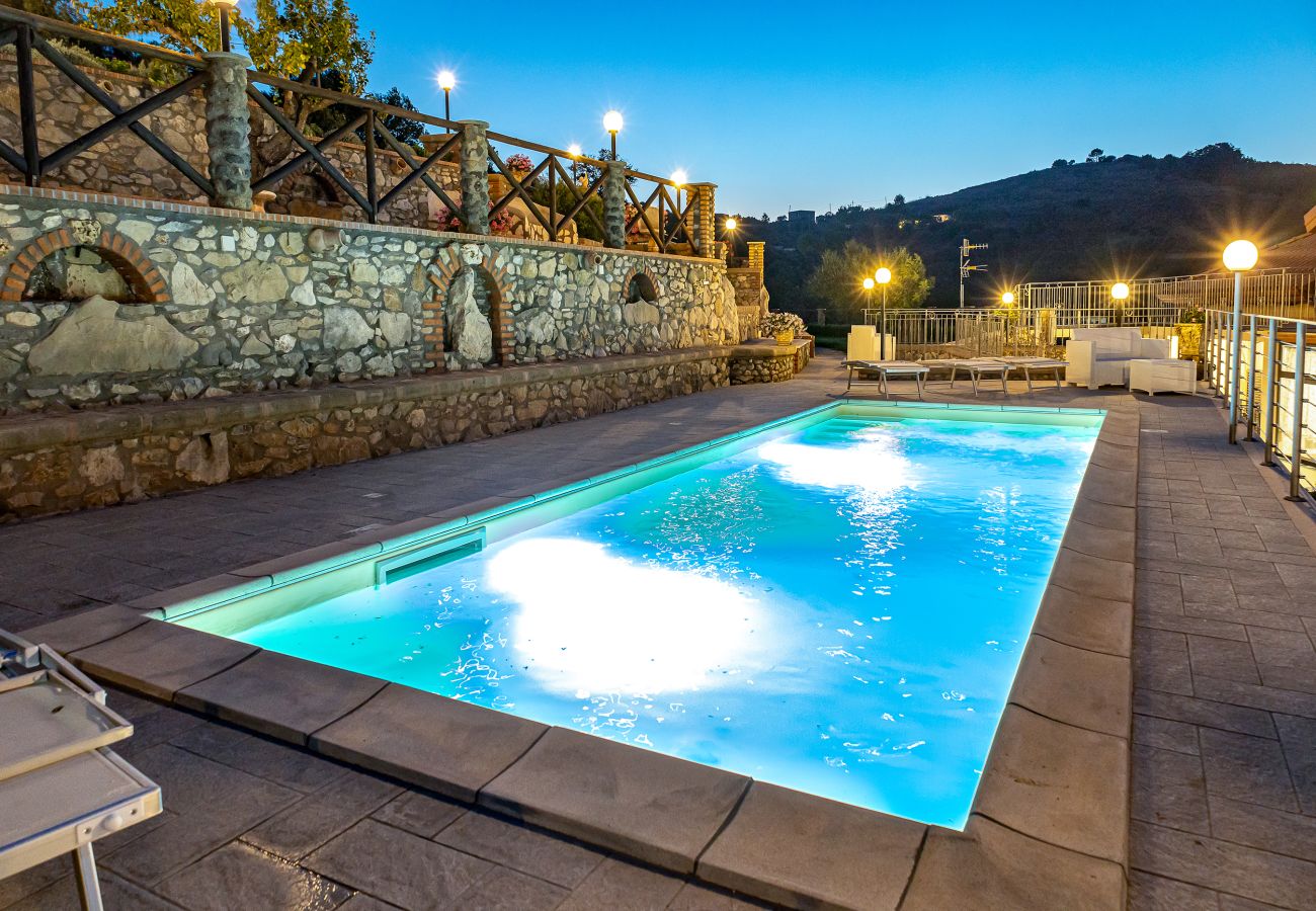 Villa a Sant´Agata sui Due Golfi - AMORE RENTALS - Villa Lions Rose con Piscina e Vista Mare