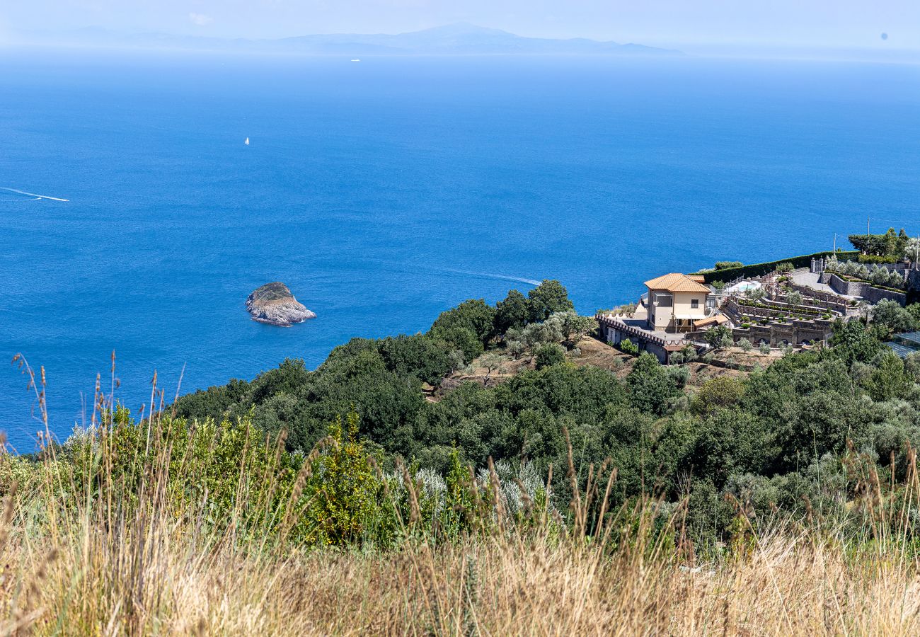 Villa a Sant´Agata sui Due Golfi - AMORE RENTALS - Villa Lions Rose con Piscina e Vista Mare