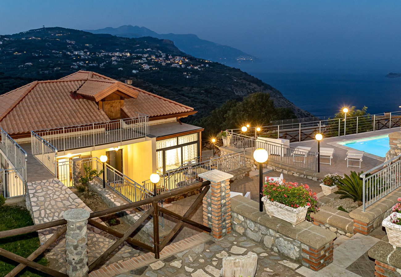 Villa a Sant´Agata sui Due Golfi - AMORE RENTALS - Villa Lions Rose con Piscina e Vista Mare